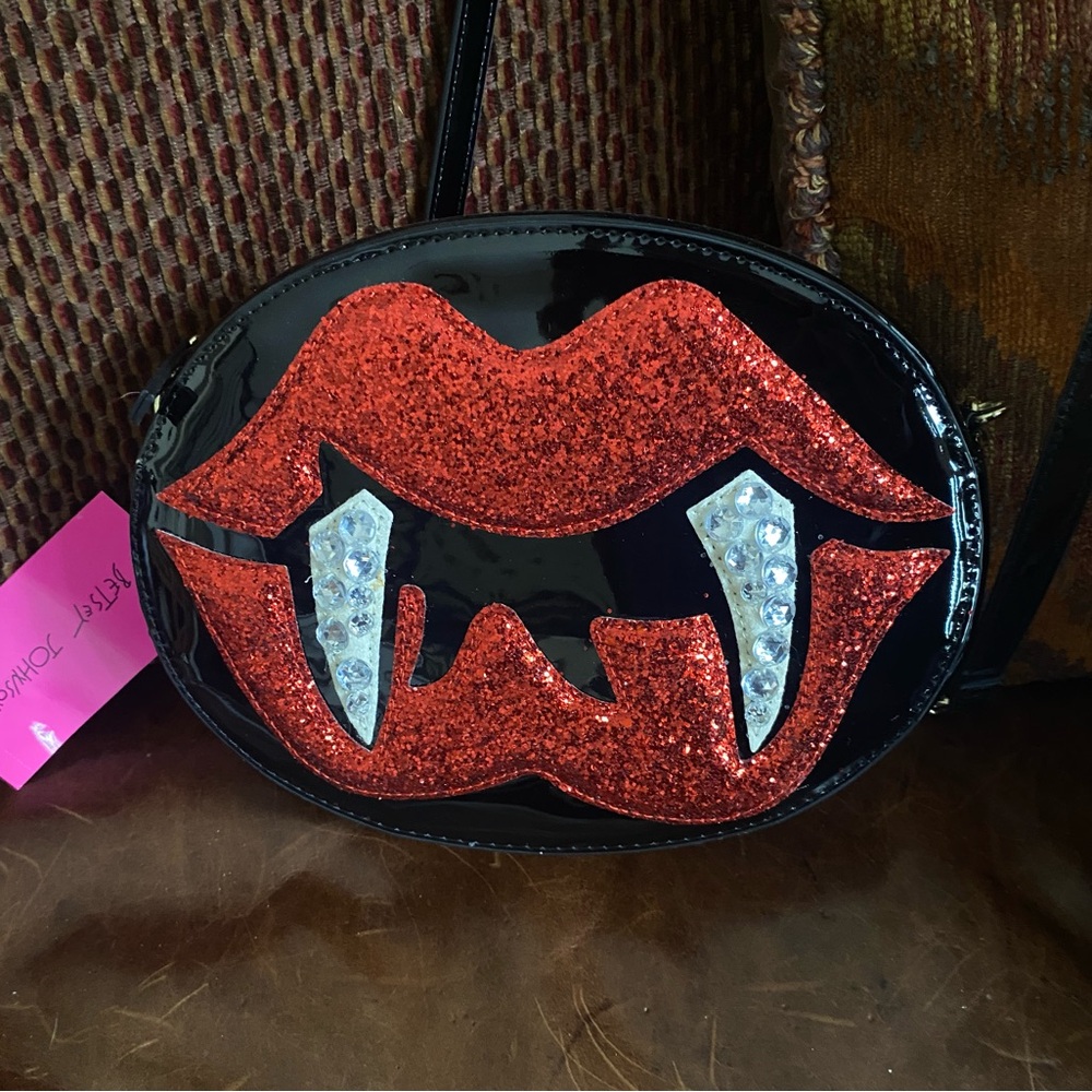 Betsey Johnson RED LIPS WITH FANGS Vampire Halloween "RED/MUL 28115" Bag Purse